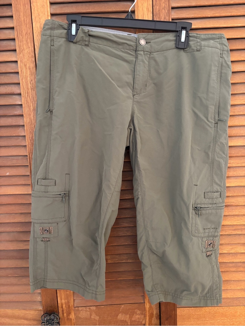 Columbia Olive Green Cropped Cargo Pants women’s size 12 lots of pockets